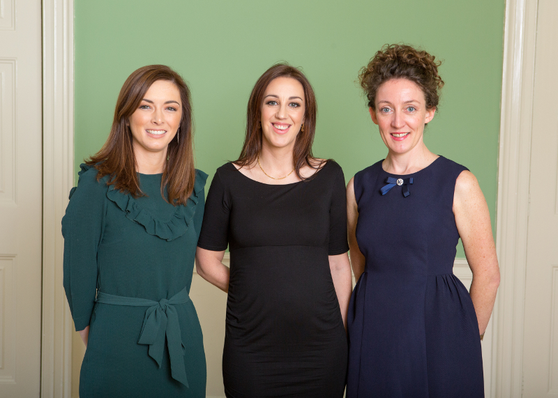 Deirdre Ní Chonghaile le faighteoirí eile Comhaltachtaí Iardhochtúireachta OÉ 2016:Bronagh McShane agus Niamh Wycherley