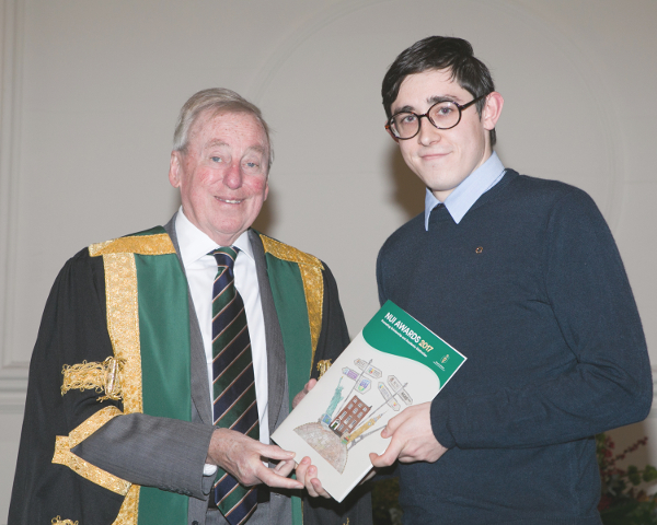 DSeansailéir OÉ An Dr Muiris Ó Mainín ag bronnadh Dara Duais an Dr T K Whitaker sa Ghaeilge ar Stiofán Ó Briain, COBÁC